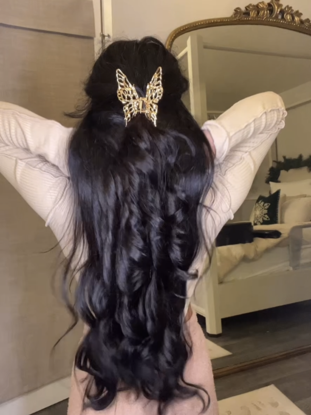 woman with long hair showing hair results with the Ion Luxe 4-in-1 Autowrap Airstyler