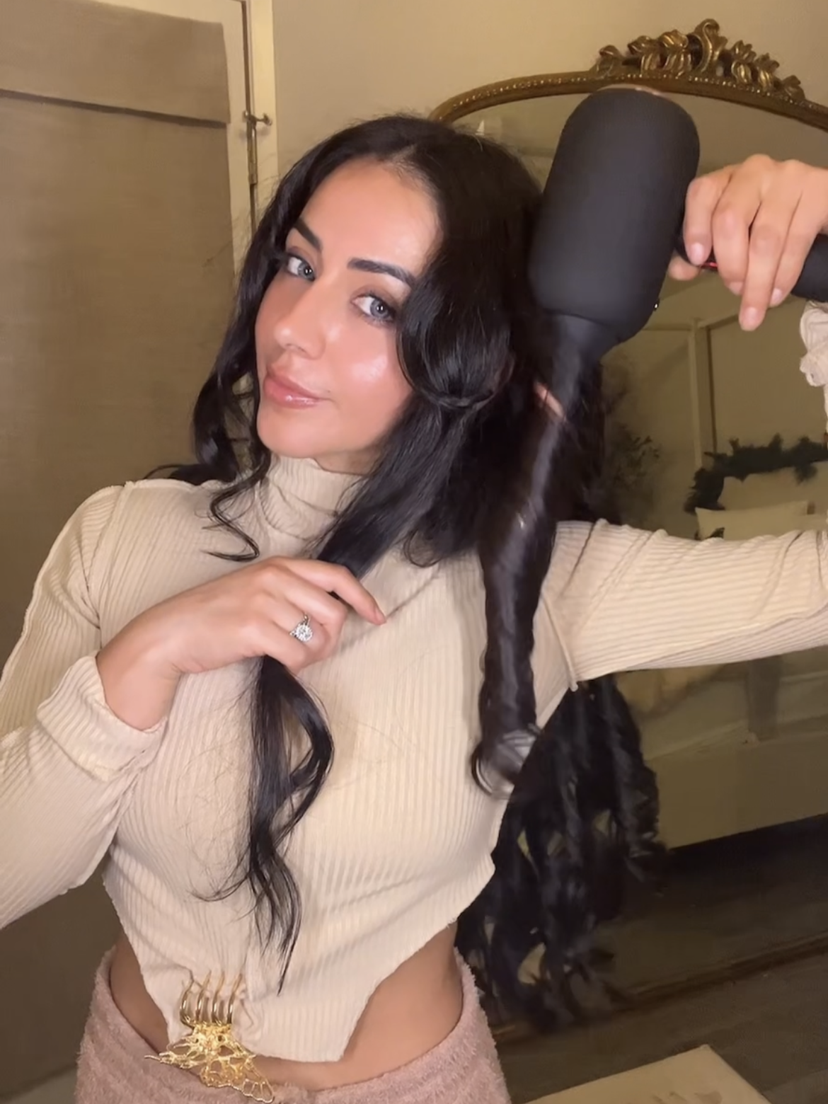 woman with long hair using the Ion Luxe 4-in-1 Autowrap Airstyler