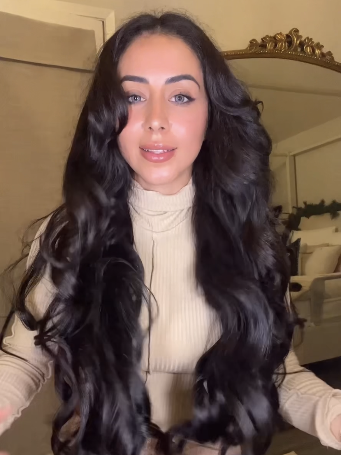 woman with long hair showing hair results with the Ion Luxe 4-in-1 Autowrap Airstyler
